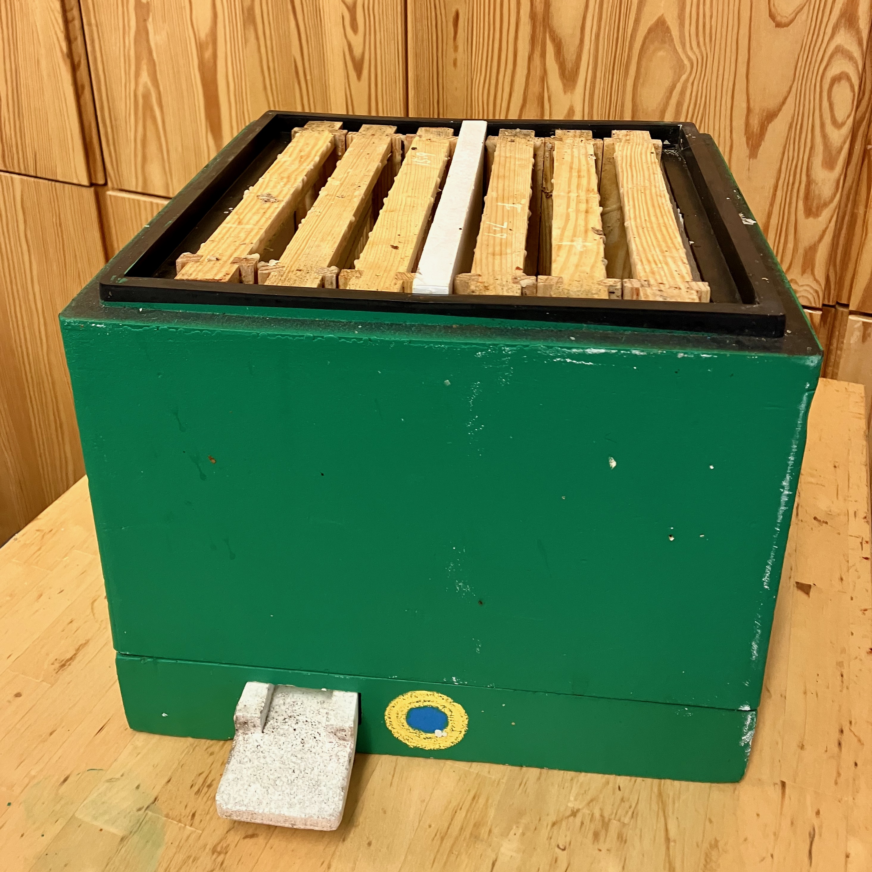 Abelo mating nuc – divided – Aberdeen and District Beekeepers ...